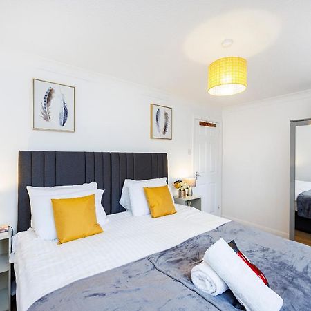 Lovely 2 Bd Hse With Parking Near Excel Лондон Екстериор снимка