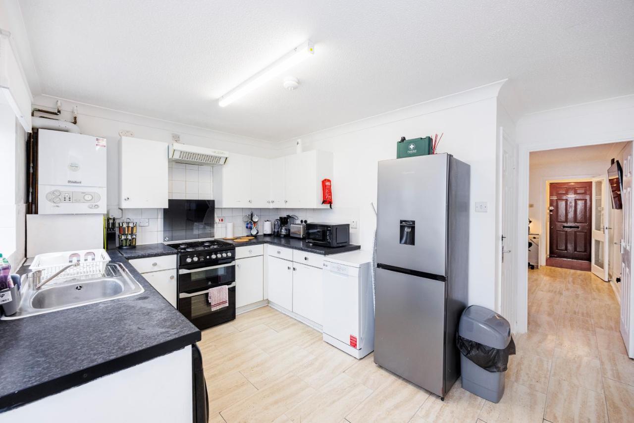 Lovely 2 Bd Hse With Parking Near Excel Лондон Екстериор снимка