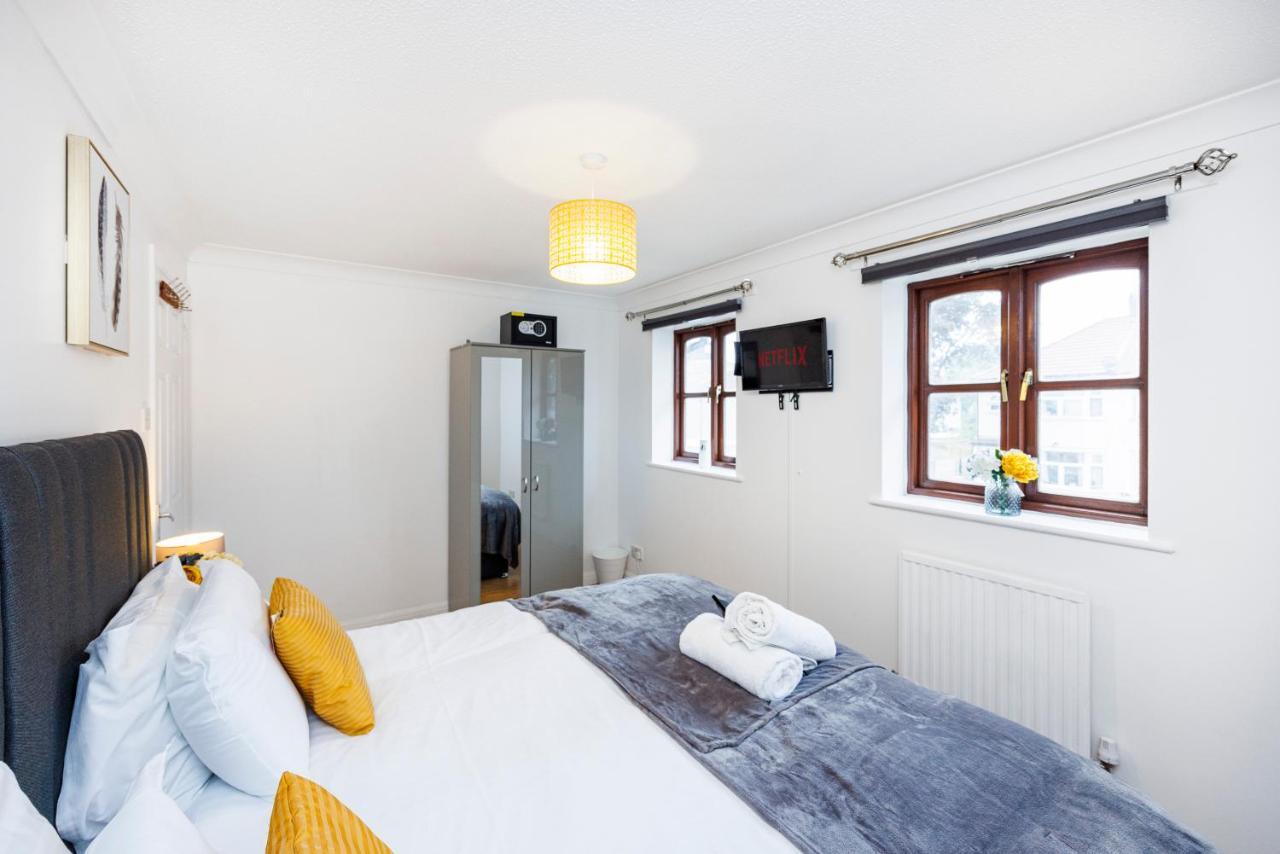Lovely 2 Bd Hse With Parking Near Excel Лондон Екстериор снимка