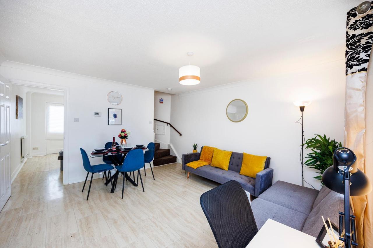 Lovely 2 Bd Hse With Parking Near Excel Лондон Екстериор снимка