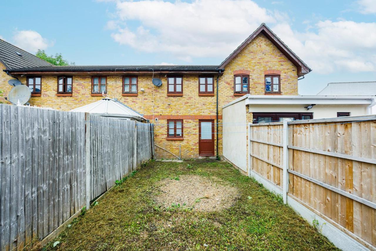 Lovely 2 Bd Hse With Parking Near Excel Лондон Екстериор снимка