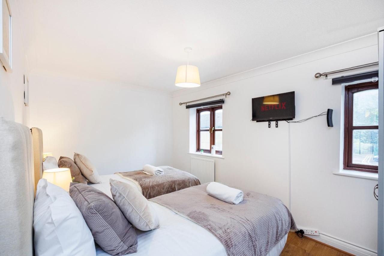 Lovely 2 Bd Hse With Parking Near Excel Лондон Екстериор снимка
