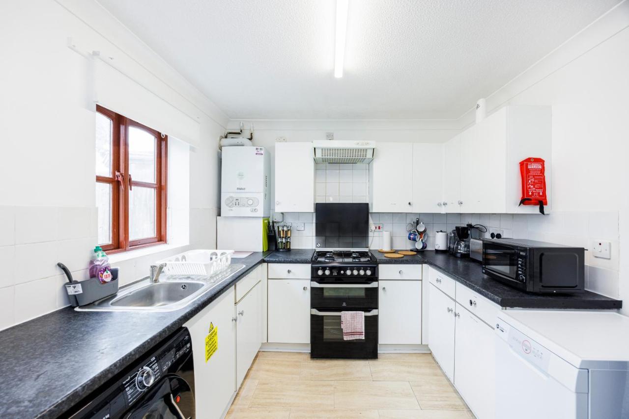 Lovely 2 Bd Hse With Parking Near Excel Лондон Екстериор снимка