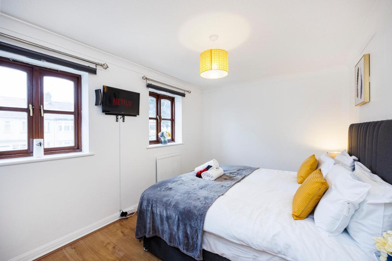 Lovely 2 Bd Hse With Parking Near Excel Лондон Екстериор снимка